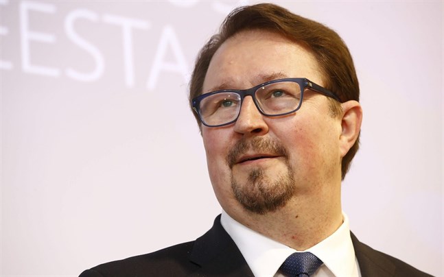 THL-direktören Mika Salminen ser ljusglimtar i pandemiutvecklingen.