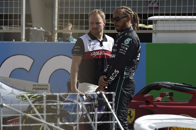 Valtteri Bottas i Bahrain tillsammans med tidigare stallkamraten Lewis Hamilton.