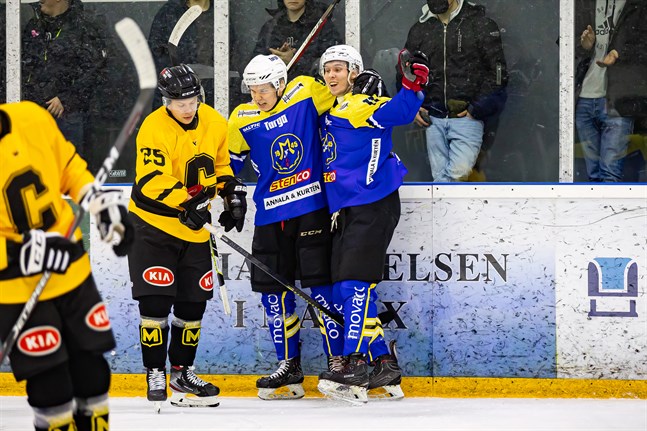 Malax IF firar matchens första mål, signerat Kevin Malm och med passning av Oscar Kurtén.