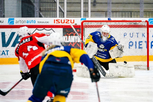 Noora Mylläri har hittat storformen under våren. Här gör hon 4–0 bakom Janika Järvikari i RoKi-målet.