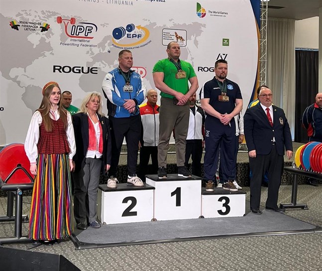 Medaljörerna på prispallen i Vilnius. Kållbybon Markus Granö korades till EM-bronsmedaljör i klassen under 120 kg. Litauens Nerijus Strazdauskas lyfte guld och esten Marek Vähi silver.