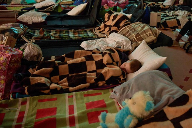 Termen "krigsbarn" kan sägas ha fått ny aktualitet i Europa. Bilden är tagen i söndags på en mottagningscentral i Medyka i sydöstra Polen.