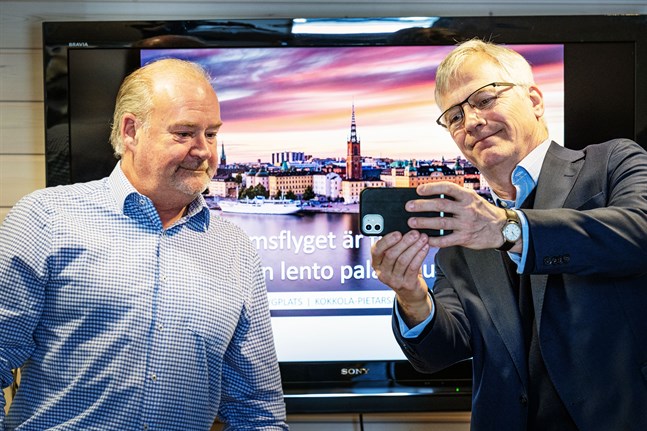 Efter en lång paus är flyget mellan Kronoby och Stockholm tillbaka. Redan i dag landar det första planet från Arlanda och tidigt på tisdag morgon lyfter Amapolas första plan från Kronoby.