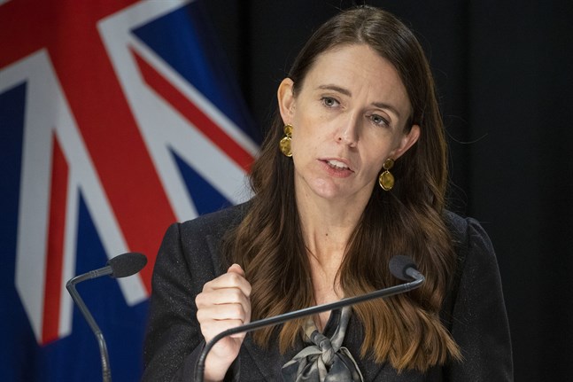 Nya Zeelands premiärminister Jacinda Ardern välkomnar besökare. Arkivbild.
