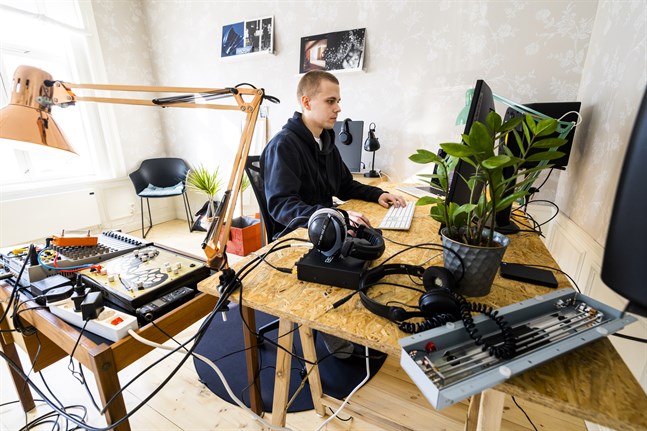Tony Lagerström arbetar i sin hemmastudio i Vasa. Han får bidrag av Svenska kulturfonden för sitt instrumentalmusikprojekt Öjskog.