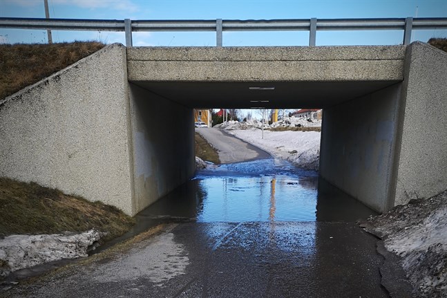 Så här såg det ut för ett år sedan i den tunnel som förbinder Rejpeltvägen och Vöråvägen för cyklister och fotgängare.