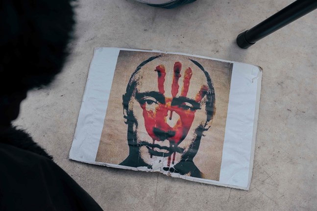 En skylt från en demonstration i Belgrad i söndags.