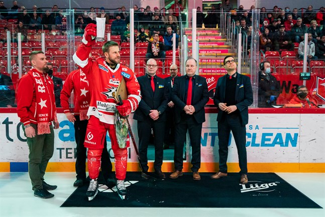 Filip Riska avtackades innan säsongens sista match mot Ilves. Till höger om honom tränaren Risto Dufva, Sports vd Tomas Kurtén och sportchefen Markus Jämsä.