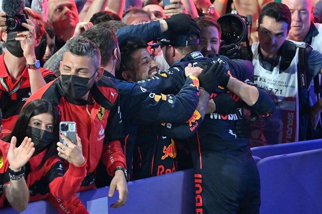 Red Bulls Max Verstappen firar med sitt stall efter segern i Saudiarabiens GP.