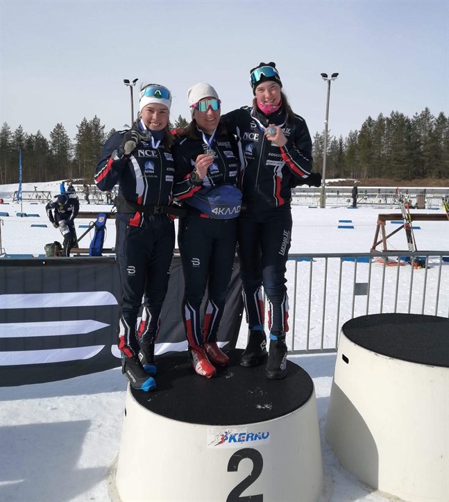 FM-silvermedaljörerna från Larsmo IF, Rebecca Sandnäs, Amanda Nyfors och Teodora Westerlund.