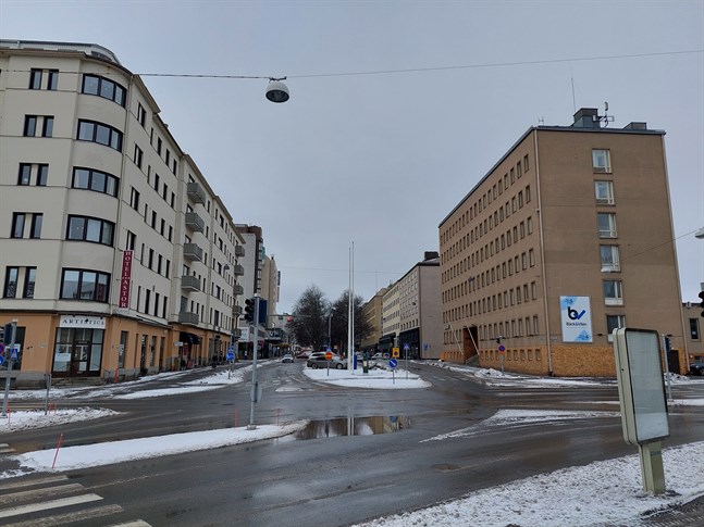 Arbetet börjar i april. När allt är färdigt ska det finnas en rondell framför järnvägsstationen.