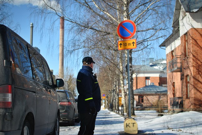Parkeringskontrollanten Jaana Lindholm, eller någon av hennes kollegor, tar ofta en tur till Vasklot.