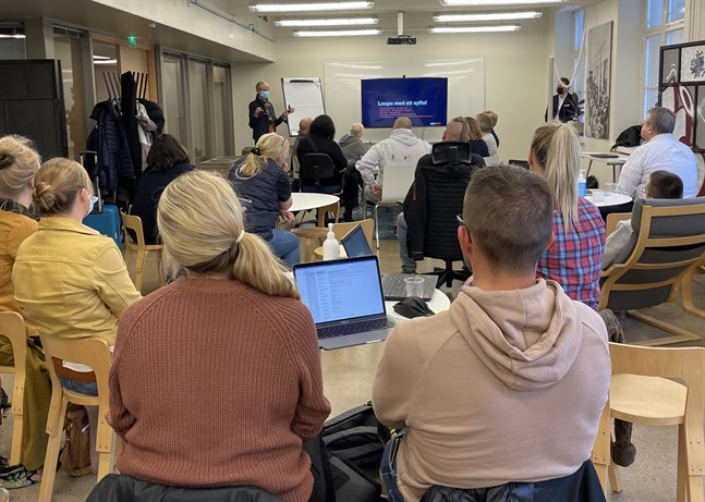 Camilla Ekman, prefekt för institutionen för företagsekonomi vid Novia föreläser om Loopa-metoden.