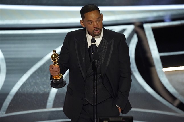 Efter att han slagit Chris Rock kom Will Smith tillbaka på scenen för att ta emot en Oscar för bästa manlige skådespelare. Arkivbild.