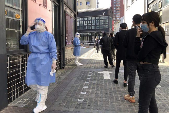 Kö till masstestning i ett nedstängt område i västra Shanghai under måndagen.
