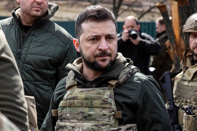 Ukrainas president Volodymyr Zelenskyj på plats i Butja i måndags.