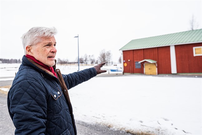 Mitt emot det gamla magasinet på Universitetsstranden vill bolaget Vasa havscampus bygga en restaurang. Grannen Christer Häggqvist vill att man noggrant utreder konsekvenserna innan det sker.