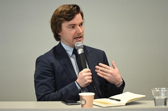 Dimitri Qvintus är ordförande för FSD. Han är också tidigare medarbetare till SDP:s statsministrar Antti Rinne och Sanna Marin.