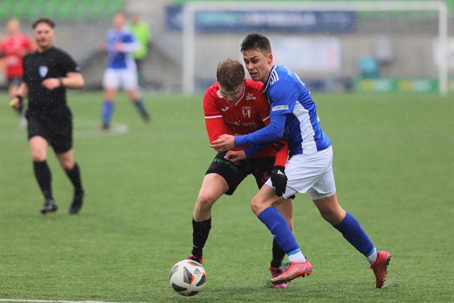 Filip Hiekkanen, här i närkamp med en spelare från Hercules i cupmötet lagen emellan i april, stod för matchens enda mål mot OLS på söndagen.