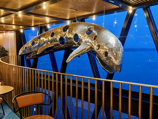 Stefan Lindfors skulptur "Under Ytan" hänger ovanför trappan i restaurangavdelningen Verket ingår i skulpturtrilogin Havets teater och är en hyllning till livet till havs.