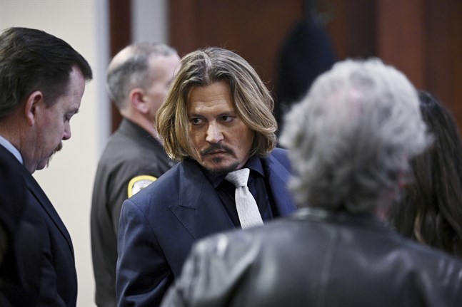 Skådespelaren Johnny Depp har stämt sin ex-fru Amber Heard på 50 miljoner dollar för förtal.