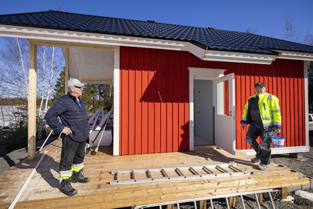 Torolf West bygger en stugby f på Bergö. Till sin hjälp har han bland annat svågern Bengt-Erik Nyman.
