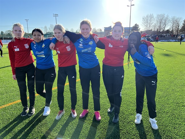 Kul med samarbete mellan föreningarna anser Wilma Lindfors, Luna Yamberla, Linnea Lindfors, Fanny Lindqvist, Julia Mannfolk och Sulafa Ibrahim.