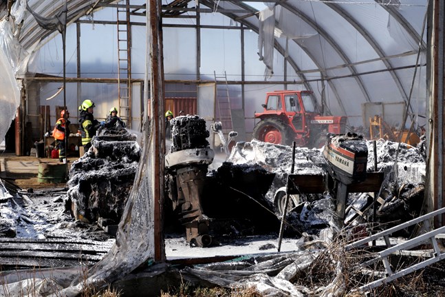Ett före detta växthus förstördes i en brand i Övermalax under måndagseftermiddagen.
