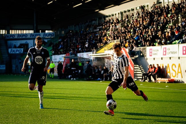 Joonas Vahtera och VPS kommer spela en ligamatch mot HIFK mitt i natten i Helsingfors i juni. Bilden är från VPS match mot HJK tidigare den här säsongen.