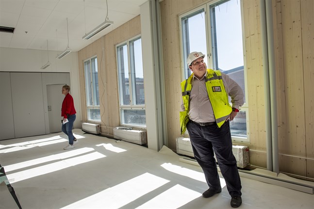 Den nya högstadieskolan i Närpes har en ljus interiör. Här förevisar Edd Grahn, teknisk direktör på Närpes stad och Nina Hagback, tf rektor vid Närpes högstadieskola, ett av klassrummen.