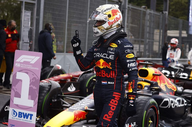 Red Bulls Max Verstappen startar från första rutan i lördagens sprint.