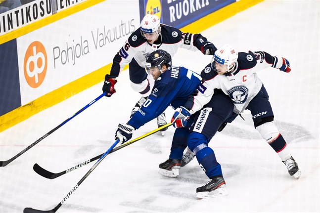 Urstarka anfallaren Teemu Hartikainen mot Emil Lilleberg (till vänster) och Mathis Olimb (till höger) i träningsmatchen mot Norge i Kuopio den 22 april.