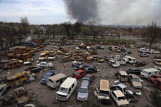 Utbrända och förstörda bilar har dumpats i utkanten av Mariupol, där man kan se rök stiga i horisonten från striderna kring Azovstal-fabriken, där de sista ukrainska styrkorna i området har ringats in.