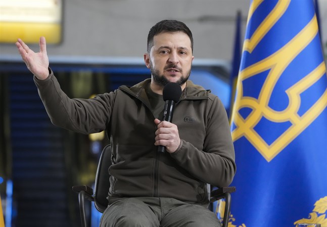 President Volodymyr Zelenskyj på pressträffen i en tunnelbanestation.