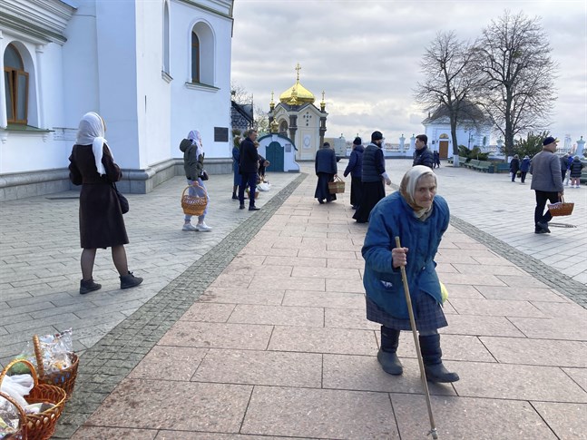 Äldre kvinna vid påskfirande i Kiev.