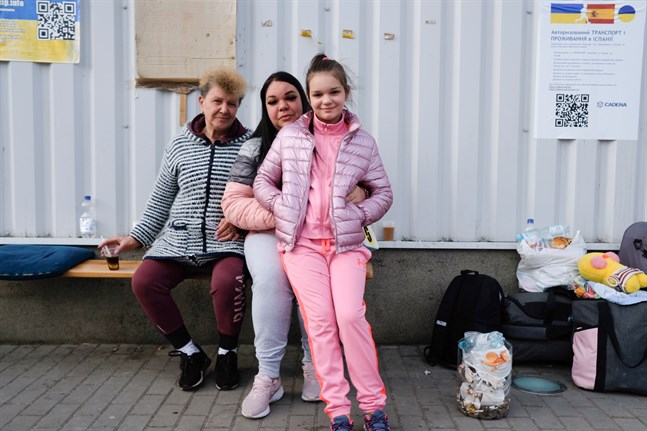 Tre generationer ukrainska kvinnor på flykt från ryskockuperade Cherson i södra Ukraina: Lubov, 67 år, Olha, 28 år, och Diana, 8 år. Nu planerar Ryssland en folkomröstning i den strategiskt viktiga staden.