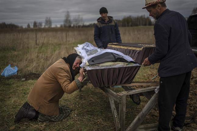 Det enorma lidandet som förmedlats från krigets Ukraina har varit tillgängligt för den stora massan på ett väldigt direkt sätt, till stor del på grund av sociala medier. Bild från utkanten av Kiev 16 april där en mor tar farväl av sin son.