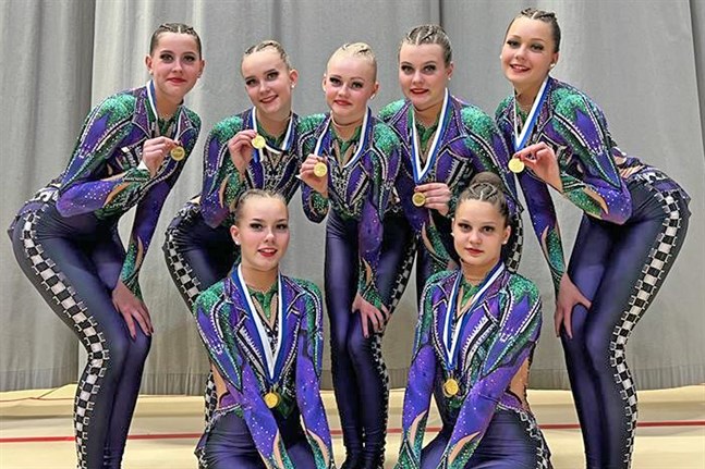 Arella L tog guld i FSGM i Grankulla. Uppe från vänster: Inka Wahlroos, Laura Ylikoski, Nova Bergkulla, Alexandra Engelholm, Aurora Krasniqi. Sittande: Minnie Ylikoski, Emelie Enlund.