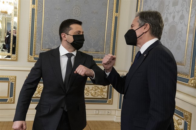 Ukrainas president Volodymyr Zelenskyj och USA:s utrikesminister Antony Blinken hälsar på varandra när de senaste träffades i Kiev, den 19 januari, en dryg månad innan Ryssland inledde invasionen.