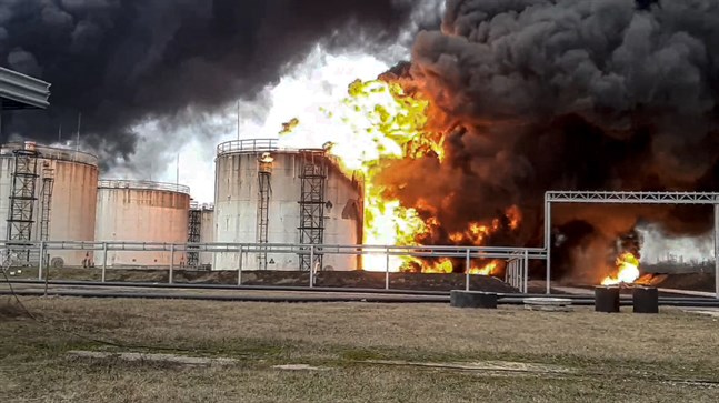 En stor brand bröt ut på en oljedepå i ryska Belgorod den 1 april. Ryssland anklagar Ukraina, som förnekar att man ska ha attackerat ryska mål. Bilden är tagen och distribuerad av ryska myndigheter.