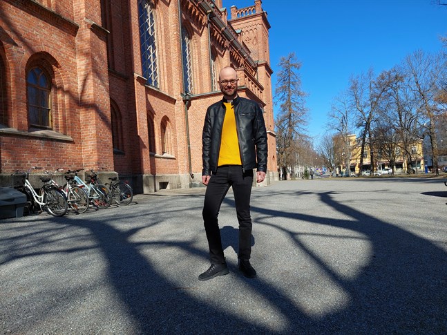 Anders Lundström, präst i Vasa svenska församling, har engagerat sig i jämlikhets- och regnbågsfrågor. – Jag tycker de är viktiga, säger han.