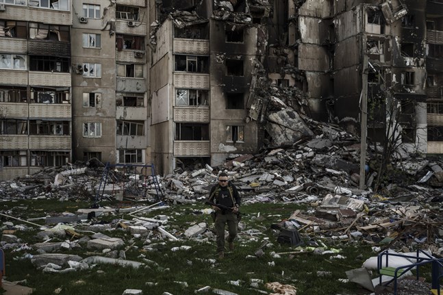 En ukrainsk soldat rör sig i Charkiv som på nytt attackerats av Ryssland.