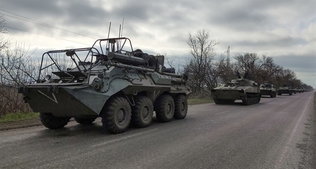 En rysk militärkolonn rullar genom Donbass. Arkivbild.