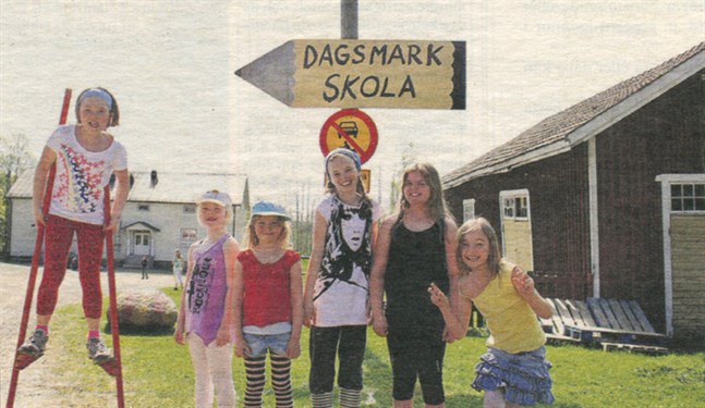 Från vänster Moa Norrvik, Moa Långfors, Patricia Gröndahl, Anna Norrvik, Wilma Hammarberg och Jennifer Nyholm på skolgården som bara skriker idyll.