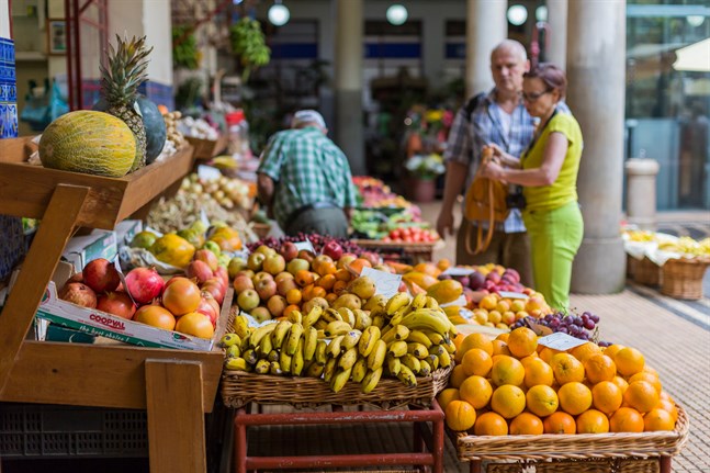 Nu vill många resa igen, efter de senaste årens coronarestriktioner. Men i flera länder är reglerna fortsättningsvis väldigt strikta. Bilden är från fruktmarknaden i Funchal på Madeira i Portugal.