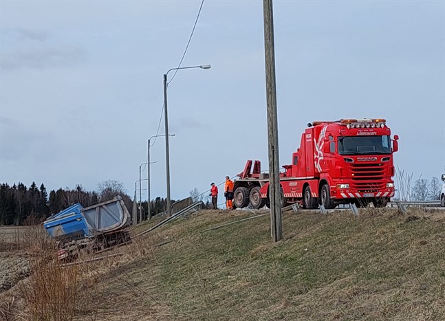 En lastbil har hamnat i diket i Kvevlax.