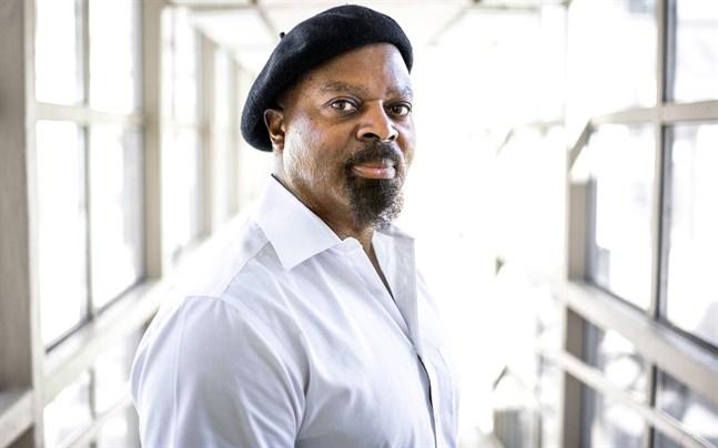 Den nigeriansk-brittiske författaren Ben Okri är i Sverige i samband med att dramatiseringen av hans böcker om andepojken Azaro har premiär på Dramaten.
