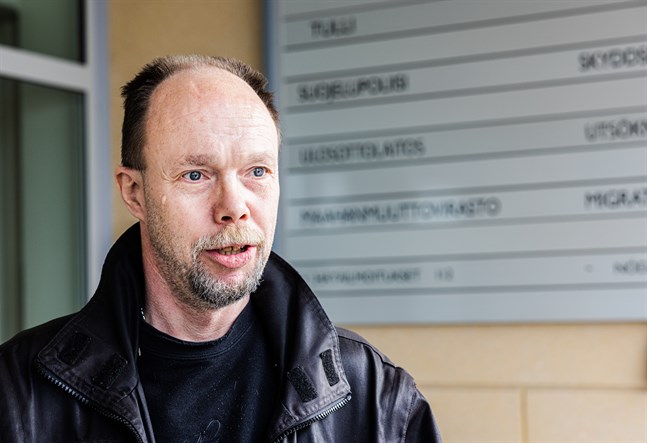 Kimmo Karhu säger att det är ont om sittplatser när kön är lång till pass- och id-servicepunkten inne på polishuset.