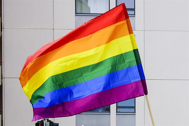 Regnbågsflaggan har blivit symbolen för sexuella minoriteter.