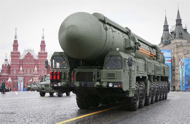 Ryska ballistiska roboten RS-24 Jars visas upp på en militärparad i Moskva i maj 2021.